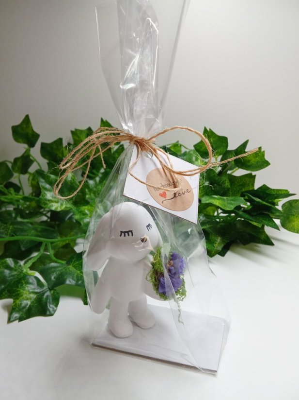 Zajíček s košíčkem plných květu